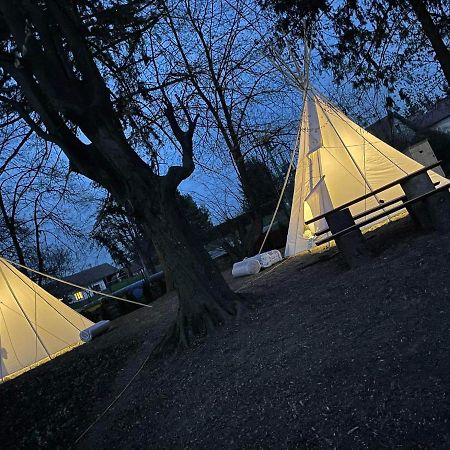 Teepee v zámecké zahradě Ronow an der Doubrava Exterior foto