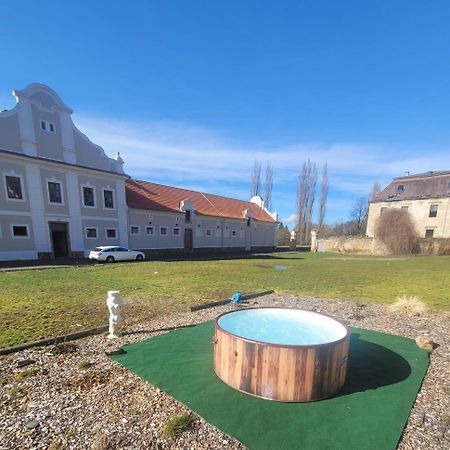 Teepee v zámecké zahradě Ronow an der Doubrava Exterior foto