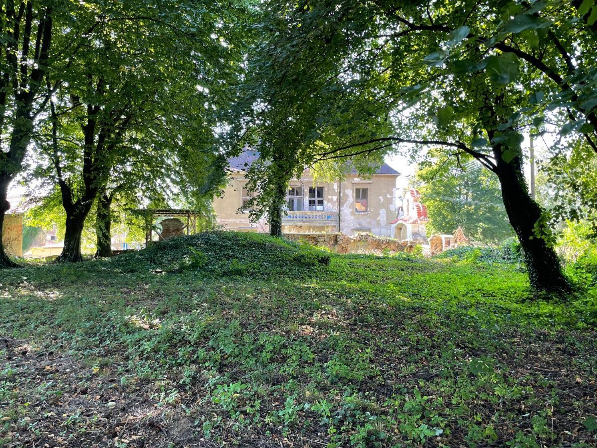 Teepee v zámecké zahradě Ronow an der Doubrava Exterior foto