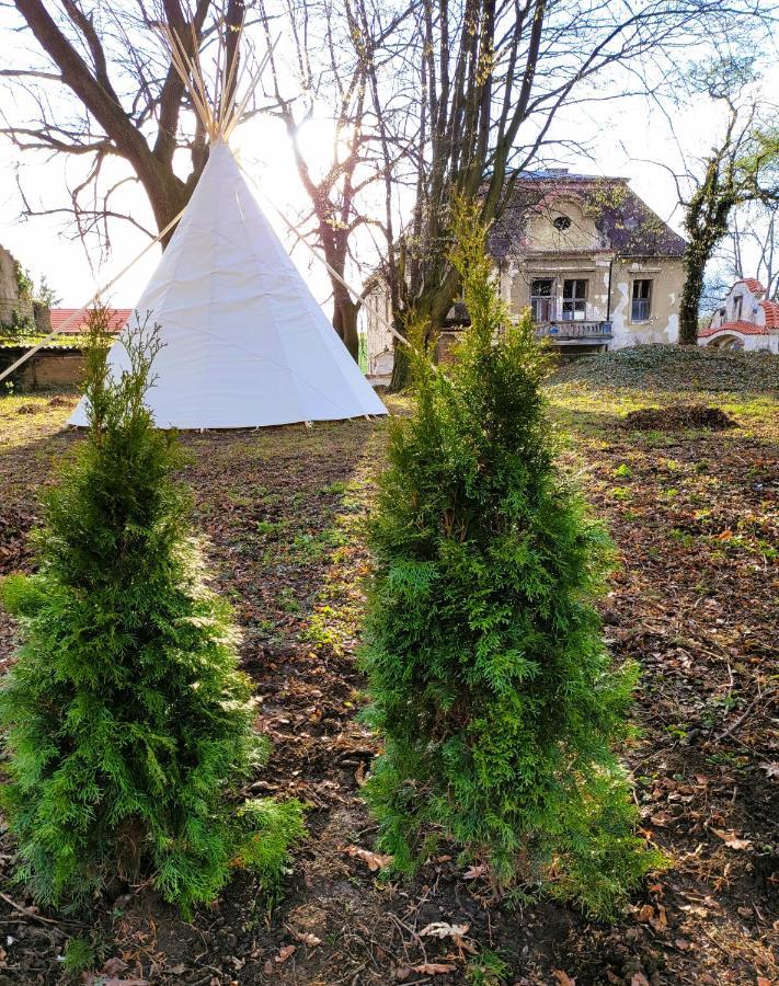 Teepee v zámecké zahradě Ronow an der Doubrava Exterior foto