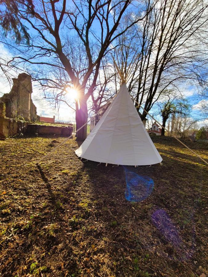 Teepee v zámecké zahradě Ronow an der Doubrava Exterior foto