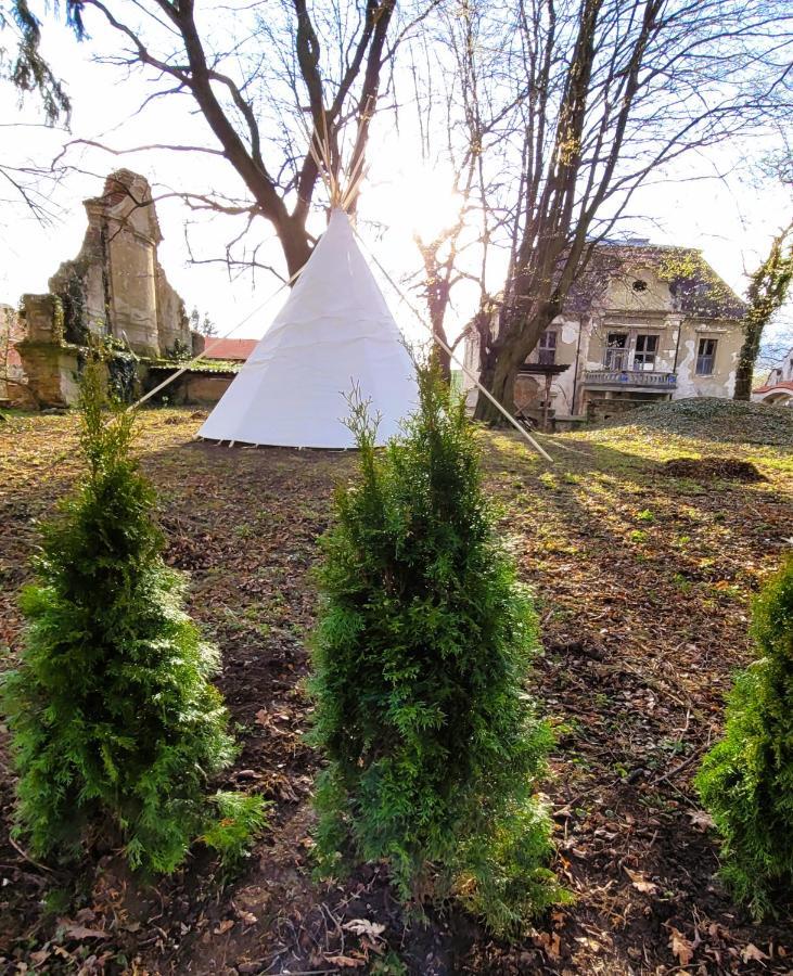 Teepee v zámecké zahradě Ronow an der Doubrava Exterior foto