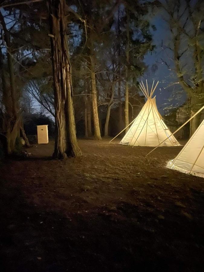 Teepee v zámecké zahradě Ronow an der Doubrava Exterior foto