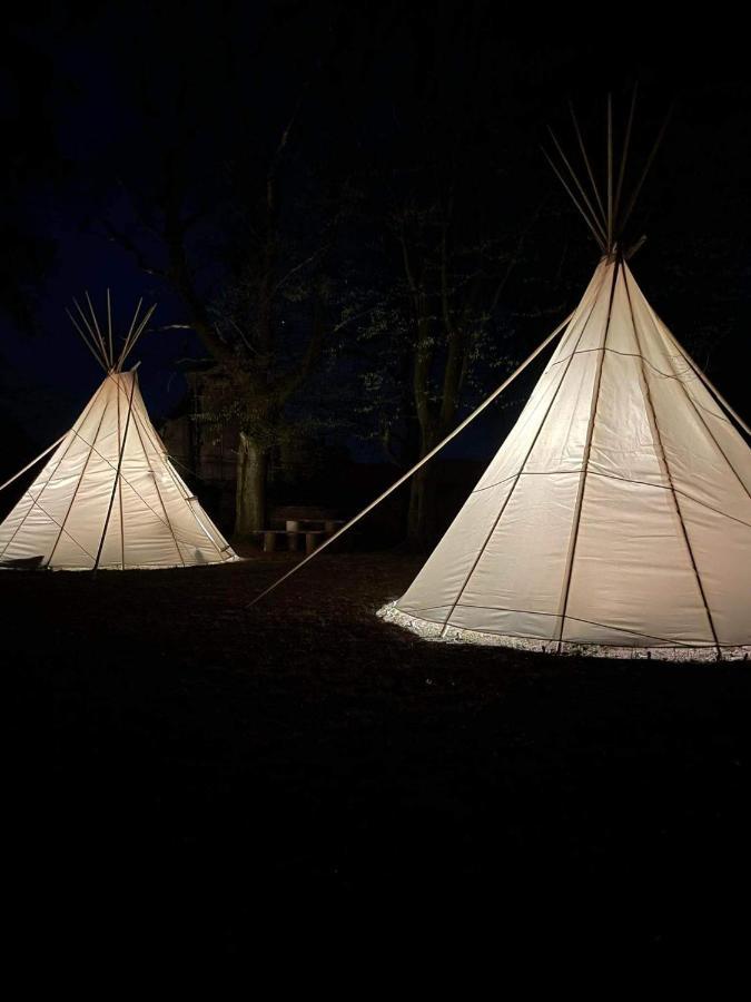 Teepee v zámecké zahradě Ronow an der Doubrava Exterior foto