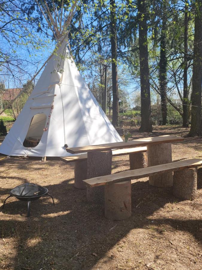 Teepee v zámecké zahradě Ronow an der Doubrava Exterior foto