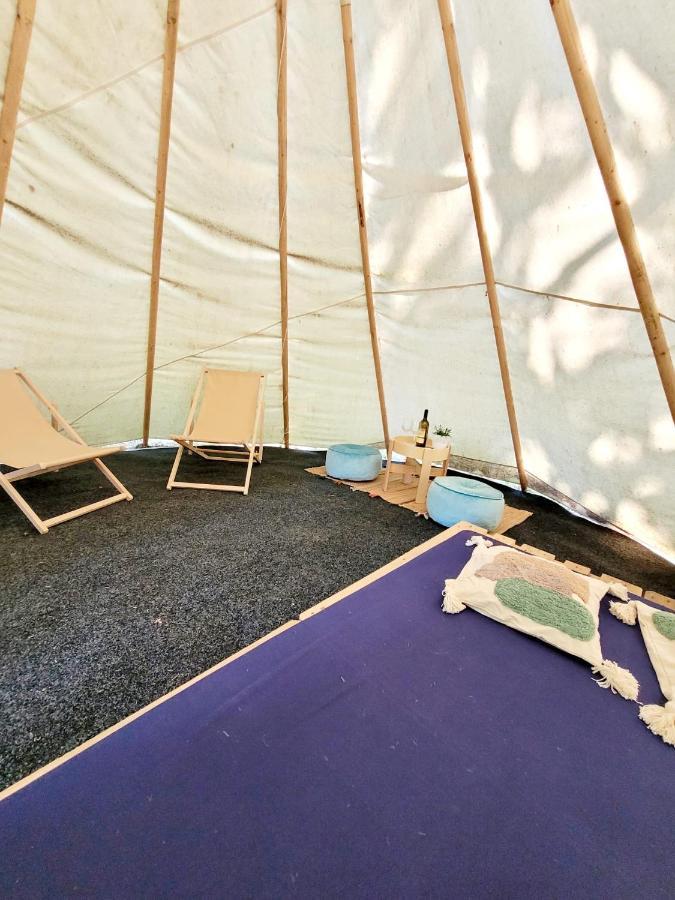 Teepee v zámecké zahradě Ronow an der Doubrava Exterior foto
