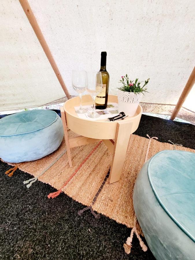 Teepee v zámecké zahradě Ronow an der Doubrava Exterior foto
