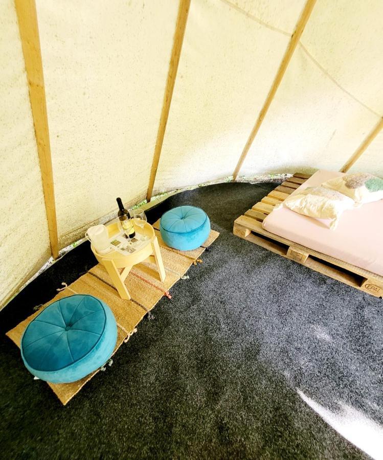 Teepee v zámecké zahradě Ronow an der Doubrava Exterior foto