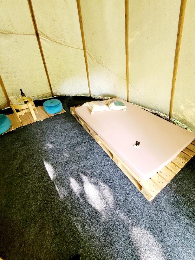 Teepee v zámecké zahradě Ronow an der Doubrava Exterior foto