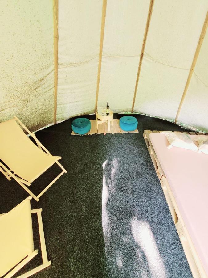 Teepee v zámecké zahradě Ronow an der Doubrava Exterior foto
