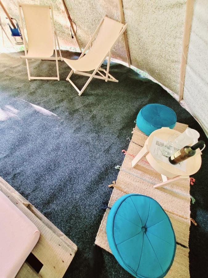 Teepee v zámecké zahradě Ronow an der Doubrava Exterior foto