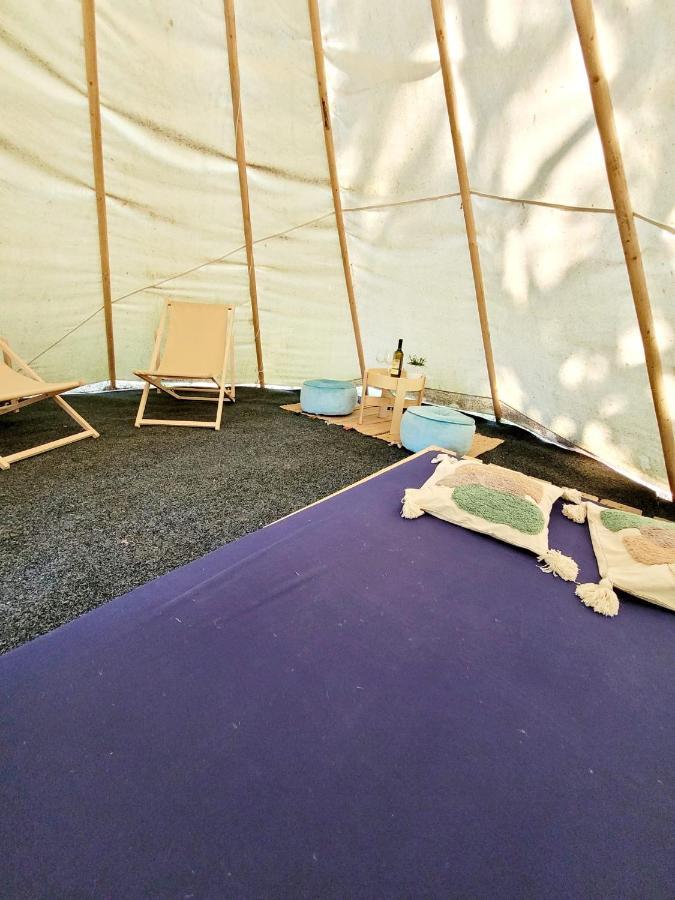 Teepee v zámecké zahradě Ronow an der Doubrava Exterior foto