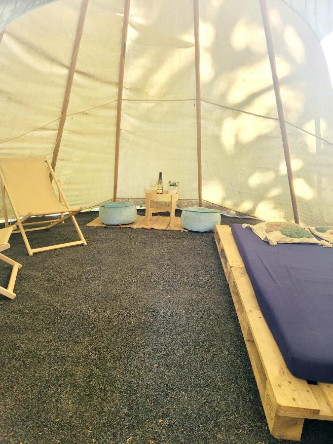 Teepee v zámecké zahradě Ronow an der Doubrava Exterior foto