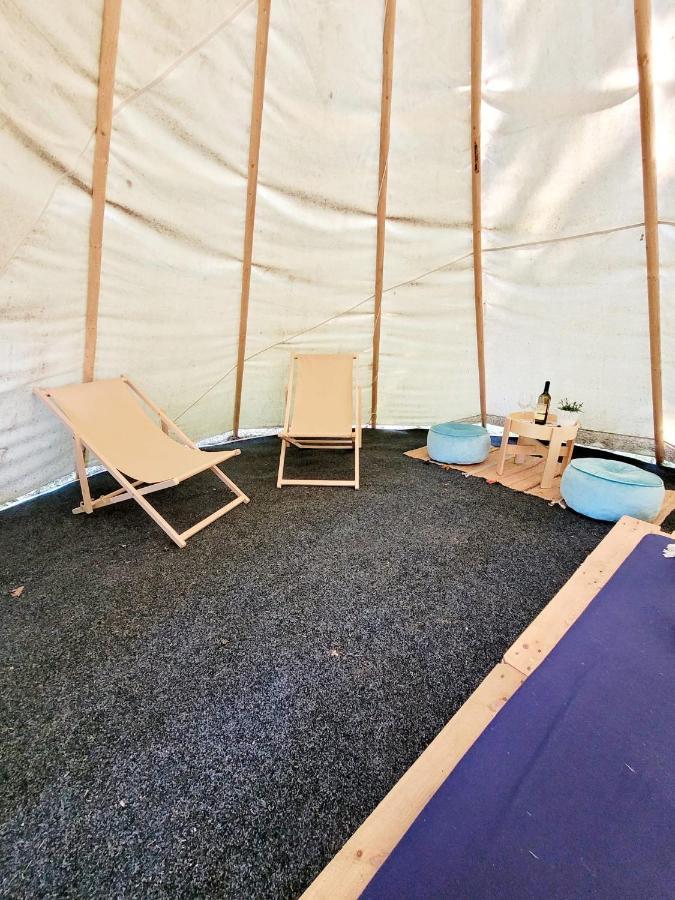 Teepee v zámecké zahradě Ronow an der Doubrava Exterior foto