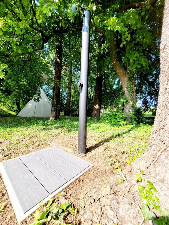 Teepee v zámecké zahradě Ronow an der Doubrava Exterior foto