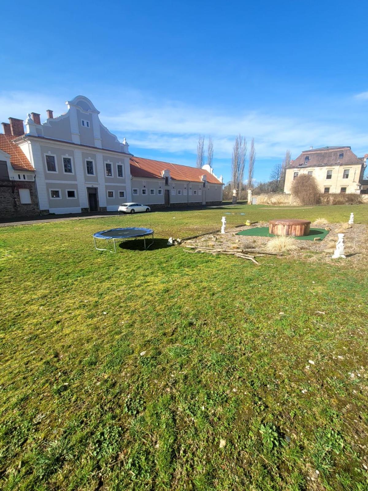 Teepee v zámecké zahradě Ronow an der Doubrava Exterior foto
