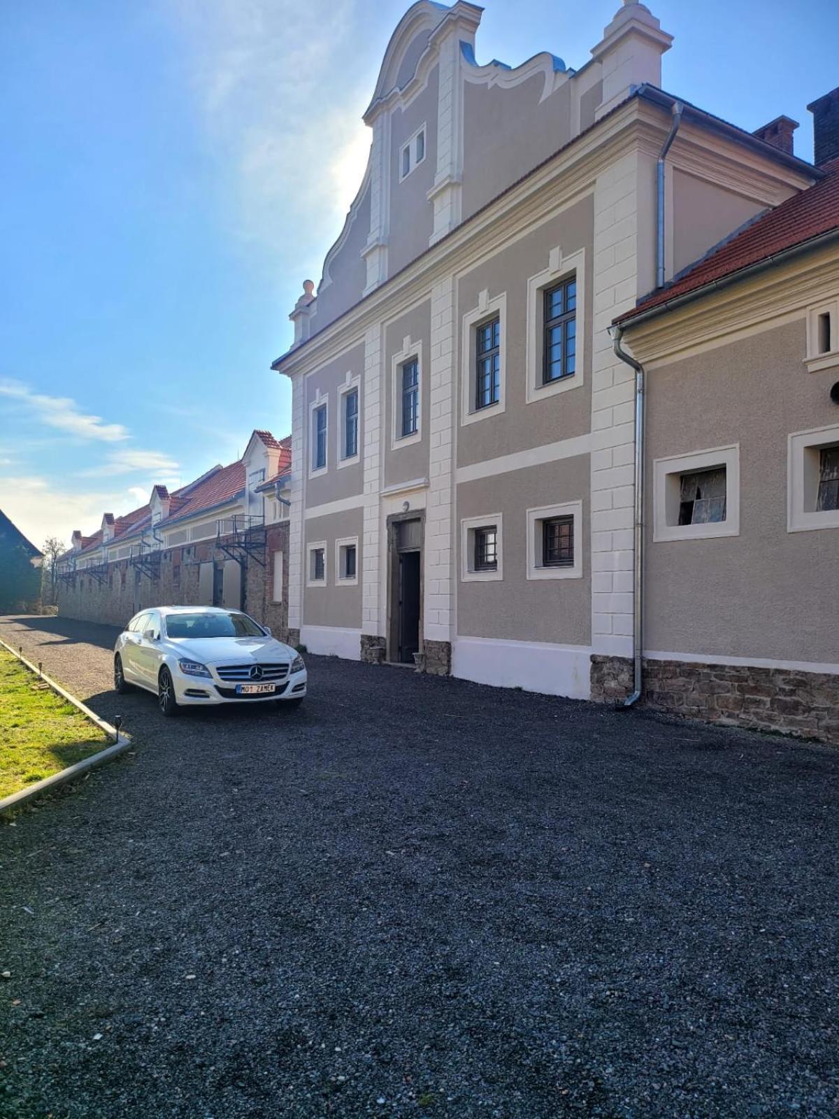 Teepee v zámecké zahradě Ronow an der Doubrava Exterior foto