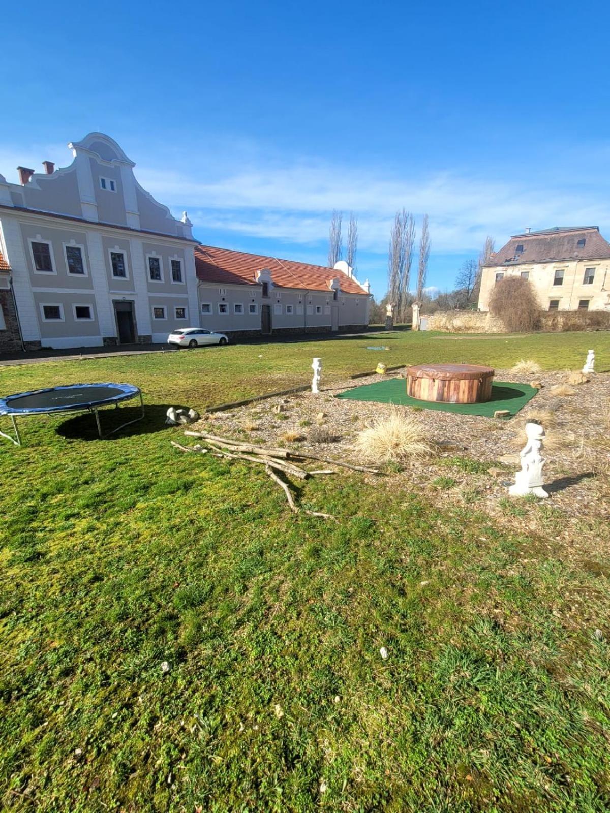Teepee v zámecké zahradě Ronow an der Doubrava Exterior foto